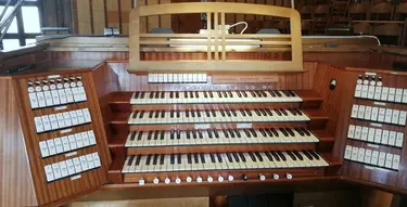 Spieltisch der Walcker-Orgel in der Martin-Luther-Gedächtniskirche